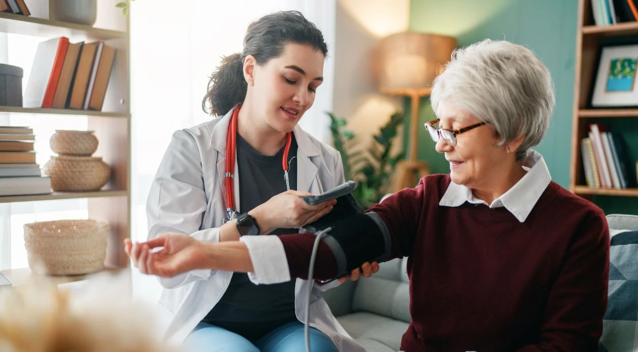 Cilvēks pastaigājas parkā saulainā dienā